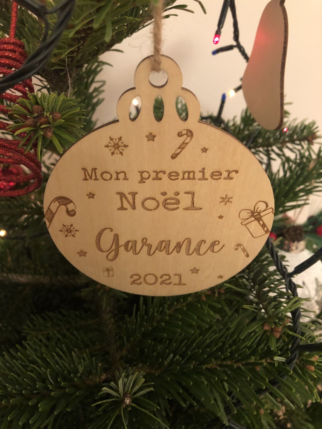 Customer photo review of Boule de Noël en bois Personnalisable - Mon premier Noël