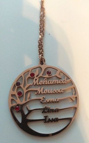 Customer photo review of Collier arbre généalogique personnalisable 2 à 6 prénoms et ses pierres de naissances