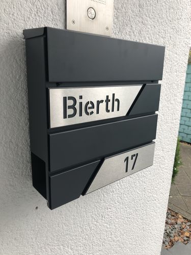 Customer photo review of AlbersDesign Briefkasten B1  anthrazit (RAL7016) personalisiert mit Edelstahl-Schildern