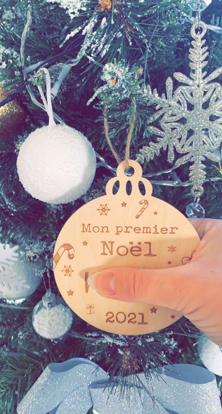 Customer photo review of Boule de Noël en bois Personnalisable - Mon premier Noël