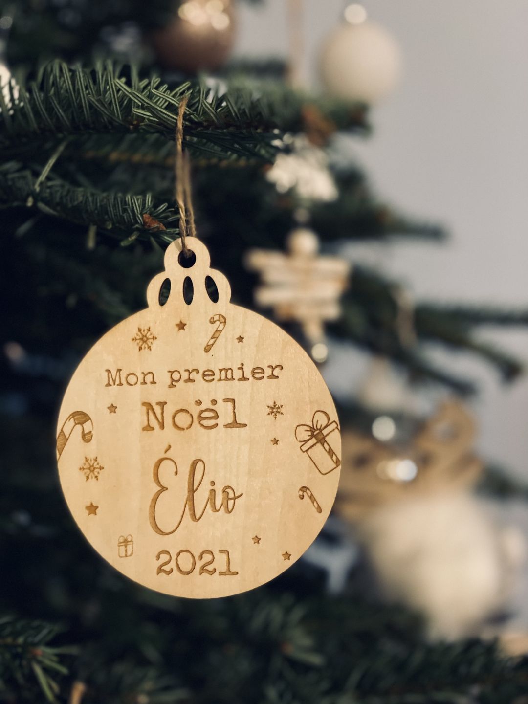 Customer photo review of Boule de Noël en bois Personnalisable - Mon premier Noël