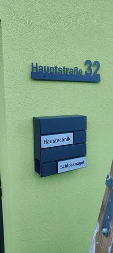 Customer photo review of AlbersDesign Briefkasten B4 anthrazit (RAL7016) personalisiert mit Edelstahl-Schildern