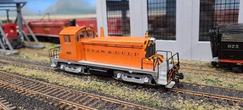 Customer photo review of Walthers Mainline 910-20656 EMD SW7 - ESU Sound & DCC -- Detroit & Toledo Shore Line #117 (black, yellow, red), HO