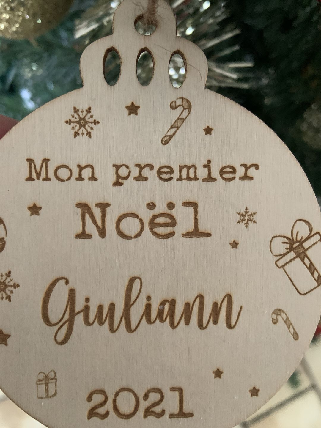 Customer photo review of Boule de Noël en bois Personnalisable - Mon premier Noël
