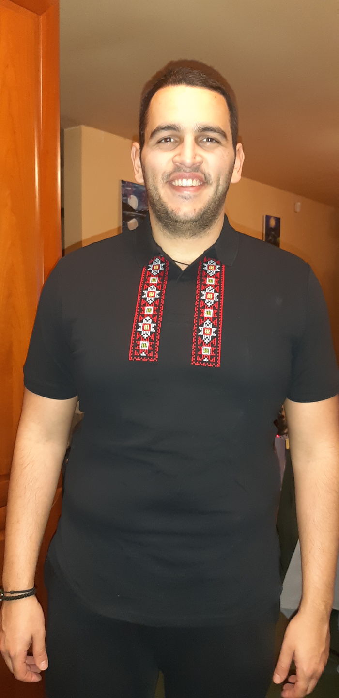 Customer photo review of Мъжка тениска с яка бродирана с шевица "Пазител"