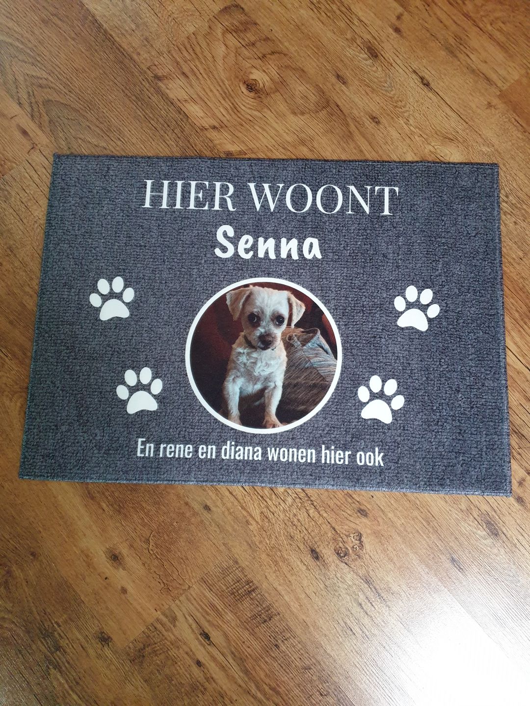 Customer photo review of Hier woont - Gepersonaliseerde huisdier deurmat