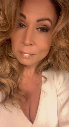 Customer photo review of The Signature Eyeshadow Palette