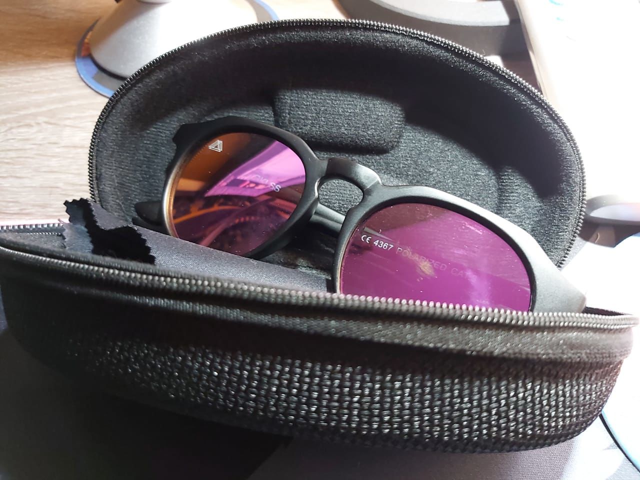 Customer photo review of Estuche de lentes de sol Reckless