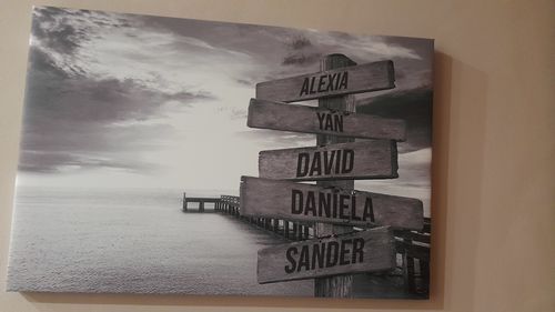 Customer photo review of Lienzo Muelle de Madera con Nombres Personalizados