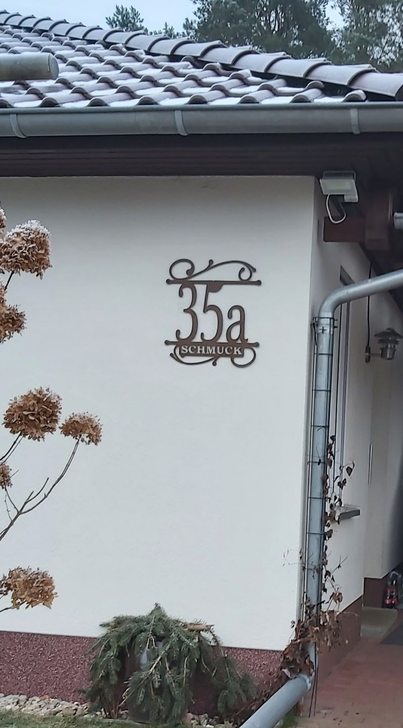 Customer photo review of Hausnummer Türschild mit Ornament und Familiennamen aus edlem Stahl