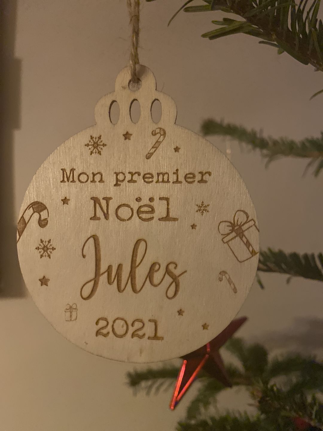 Customer photo review of Boule de Noël en bois Personnalisable - Mon premier Noël