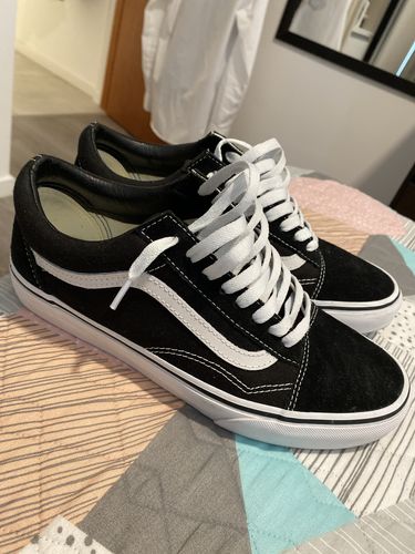 vans negra con blanco
