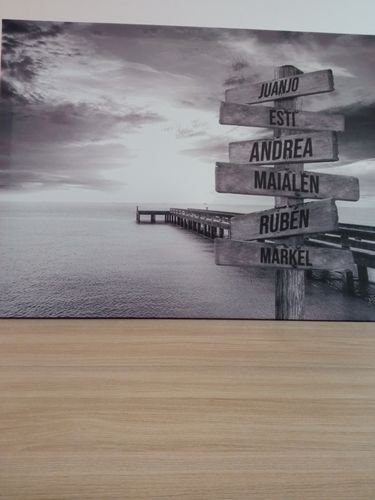Customer photo review of Lienzo Muelle de Madera con Nombres Personalizados