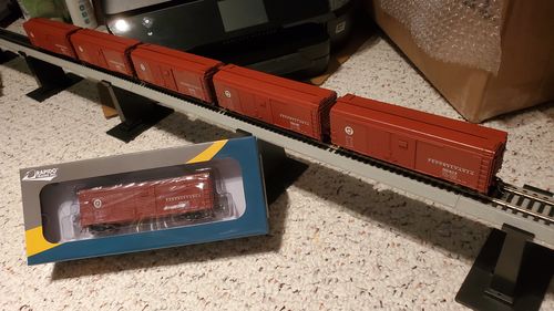 Customer photo review of Rapido X31A Boxcar (Double door): PRR Circle Keystone - 6-Pack, HO