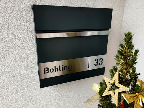 Customer photo review of AlbersDesign Briefkasten B3 anthrazit (RAL7016) personalisiert mit Edelstahlschild