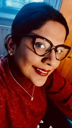 Customer photo review of Queen Bee Necklace (Gold)