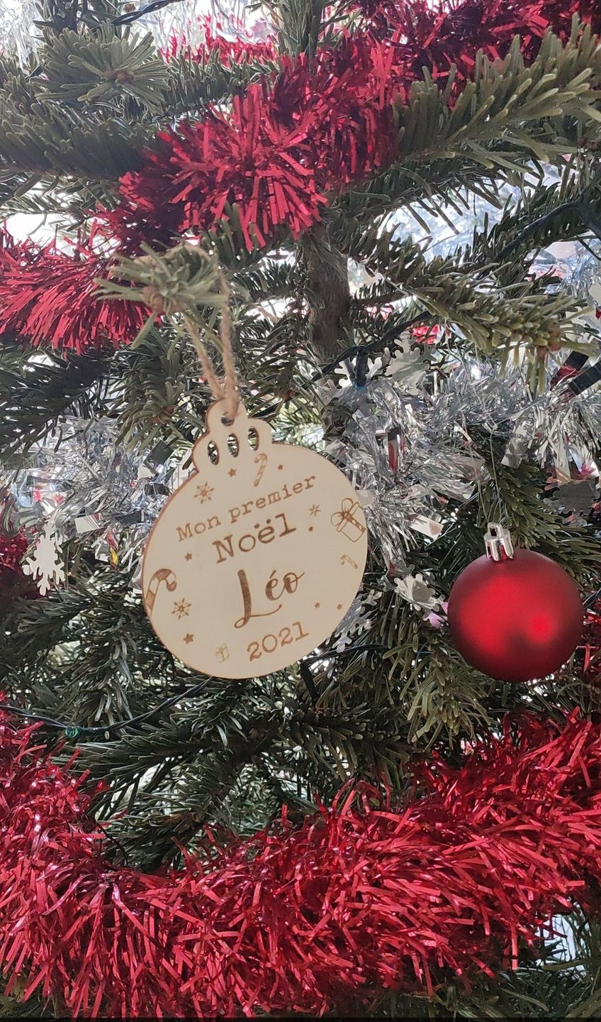 Customer photo review of Boule de Noël en bois Personnalisable - Mon premier Noël
