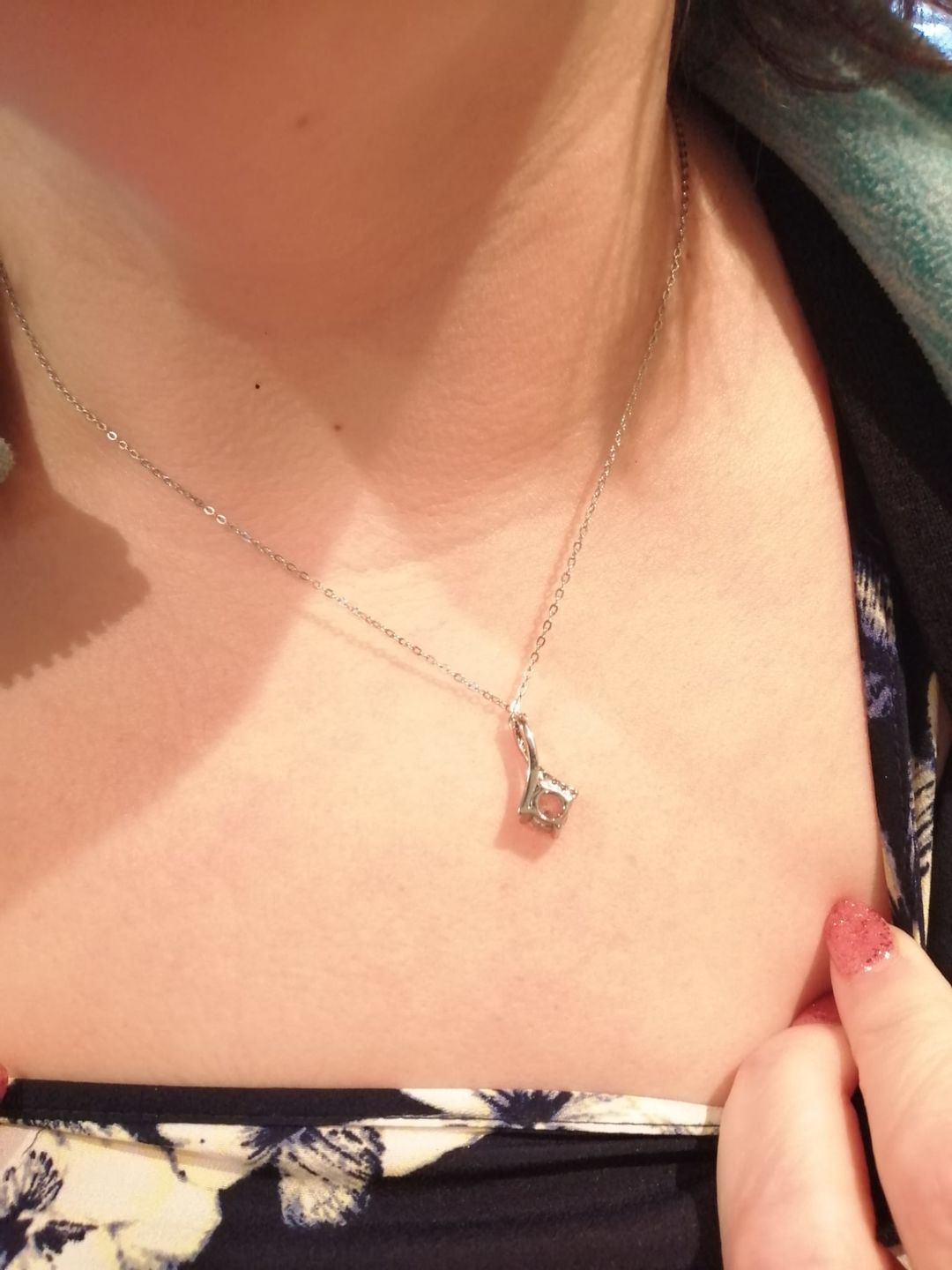 Customer photo review of "TO MY DAUGHTER, LOVE MUM" WHITE GOLD NECKLACE