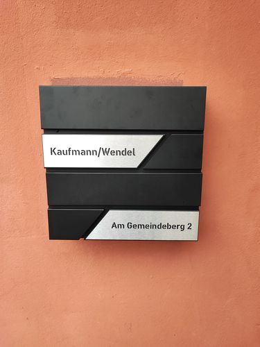 Customer photo review of AlbersDesign Briefkasten B1 schwarz (RAL9005) personalisiert mit Edelstahl-Schildern