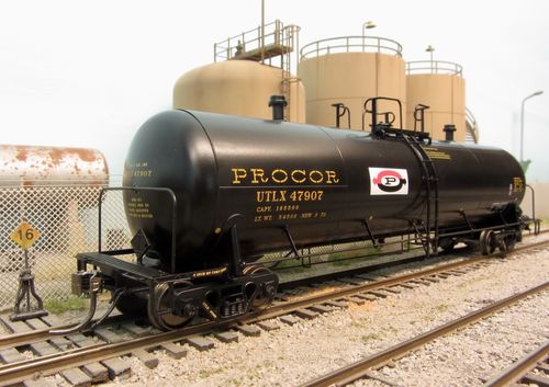 Customer photo review of Rapido 135001A Procor 20K gal Tank Car: UTLX As Delivered Split P Logo, HO