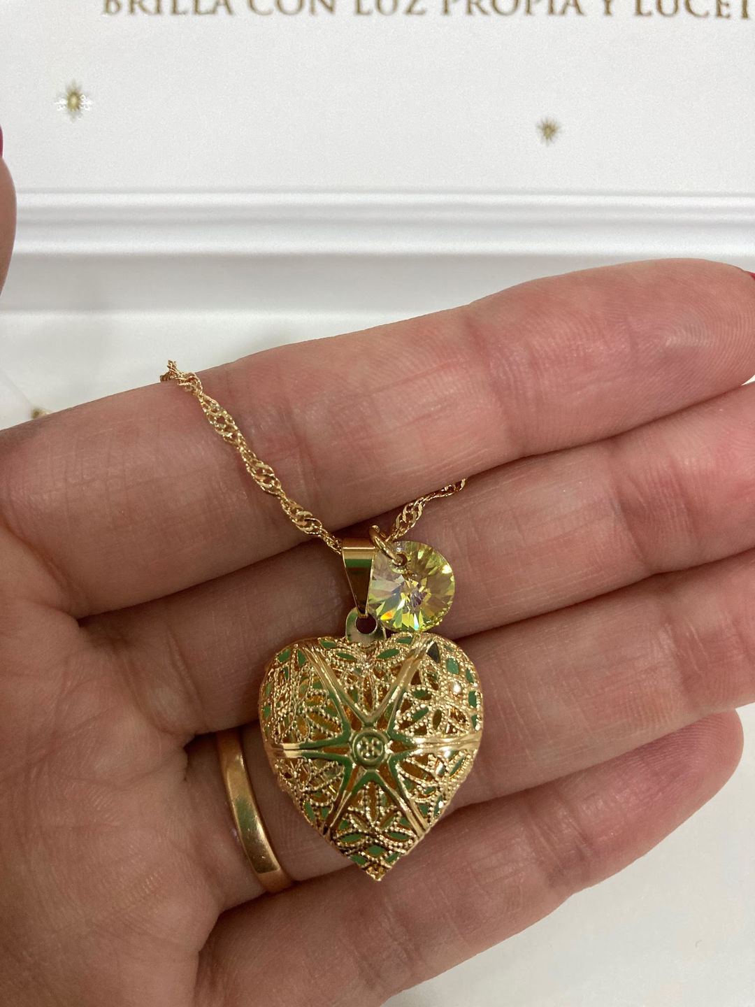 Customer photo review of Collar Relicario Corazón