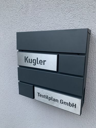 Customer photo review of AlbersDesign Briefkasten B4 anthrazit (RAL7016) personalisiert mit Edelstahl-Schildern