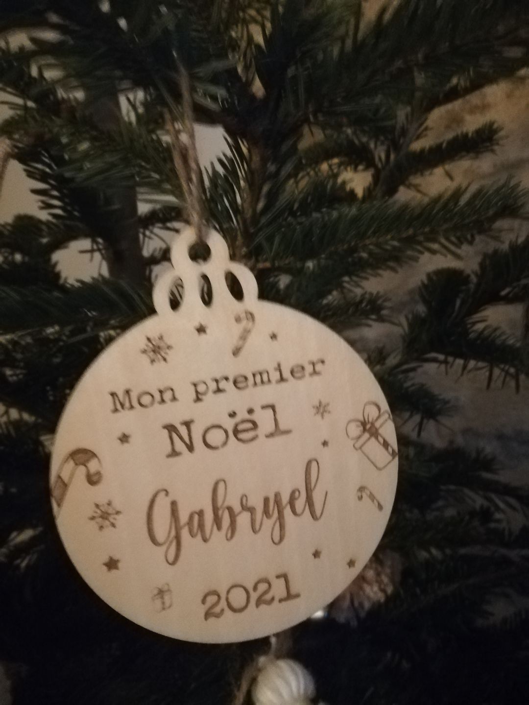 Customer photo review of Boule de Noël en bois Personnalisable - Mon premier Noël