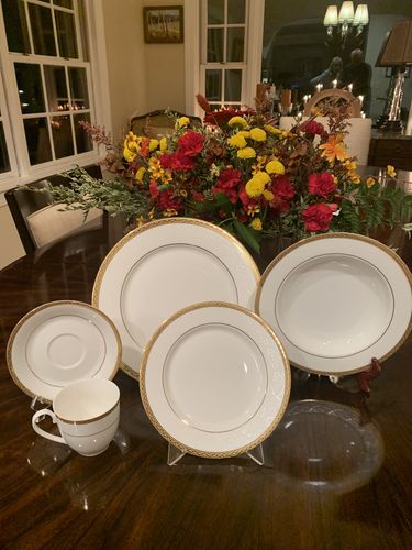 Customer photo review of Bone China Gold 20 Piece Dinnerware Set