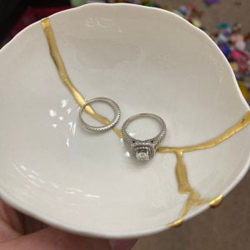 Customer photo review of Kintsugi bowl, ring dish size, white porcelain and gold leaf