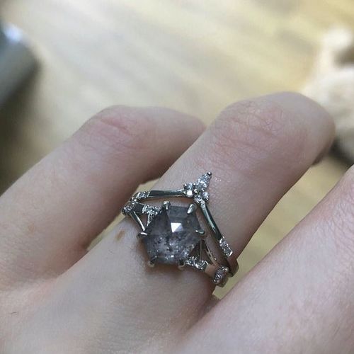 Customer photo review of Salt and Pepper_Hexagon oblique-line Ring