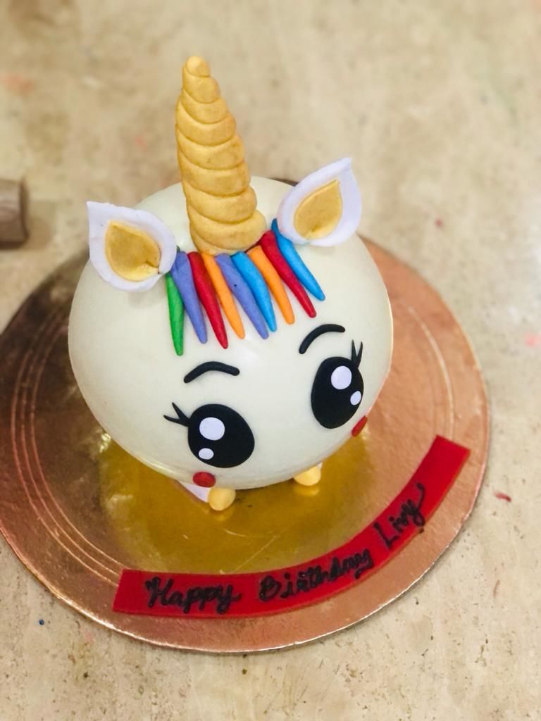 Customer photo review of Unicorn Round Pinata Cake