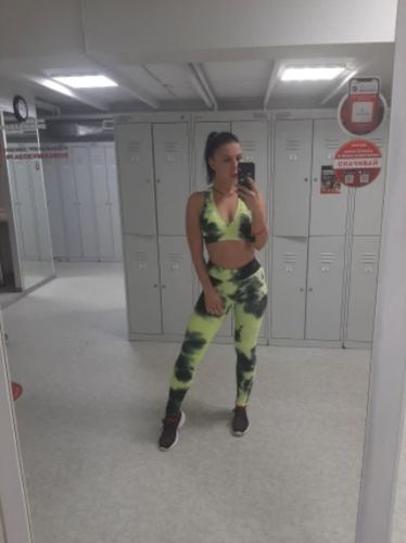 Customer photo review of GYMKARTEL® ANTI-CELLULITE AND PUSH UP LEGGINGS - TIE-DYE GREEN