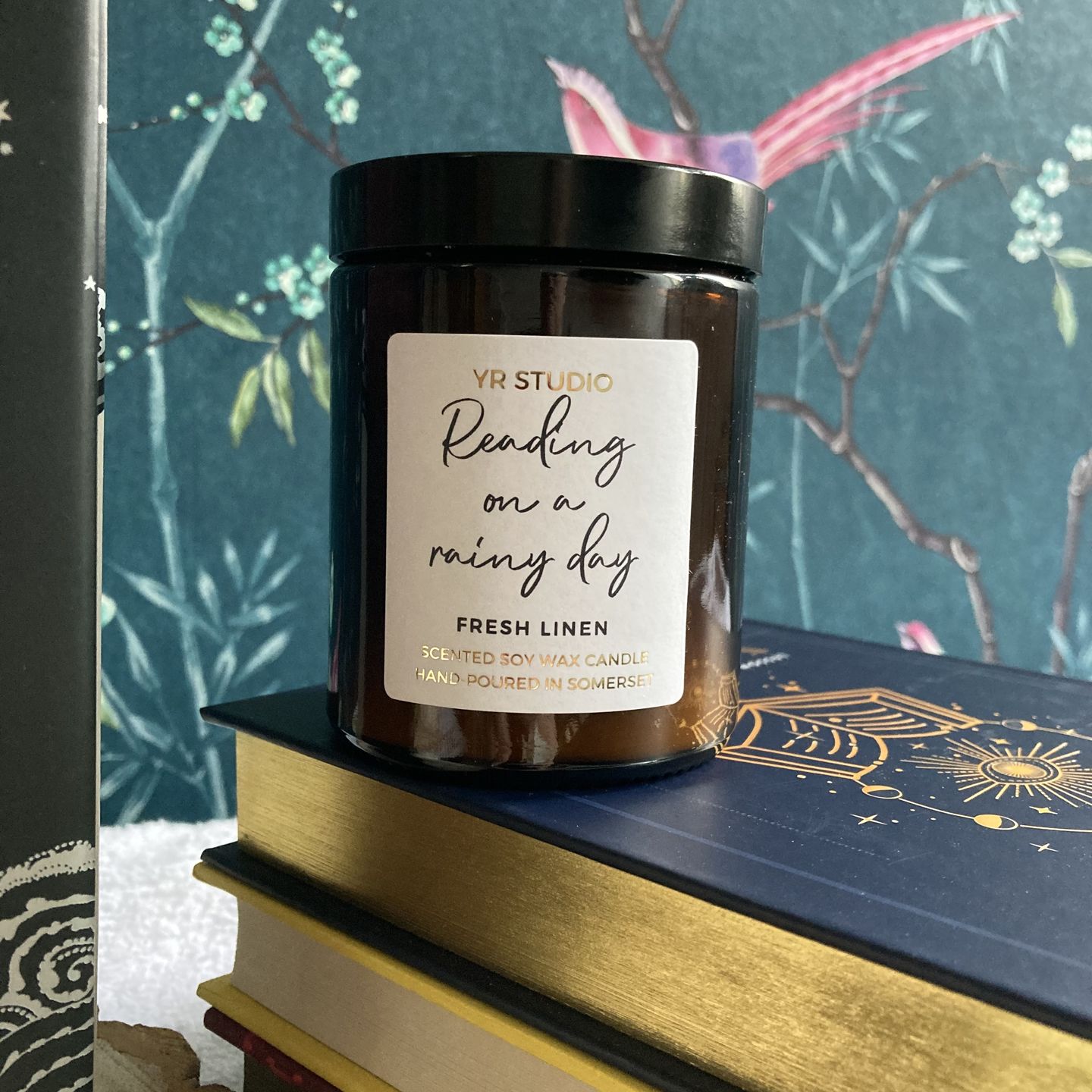Customer photo review of “Reading on a rainy day” Fresh Linen candle - medium