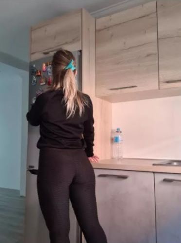 Customer photo review of GYMKARTEL® ANTI-CELLULITE AND PUSH UP LEGGINGS - BLACK