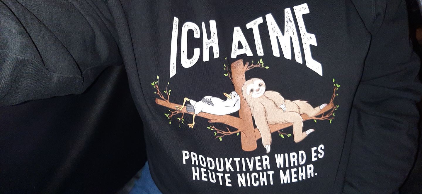 Customer photo review of Ich atme Möwe Faultier · Unisex Bio Hoodie