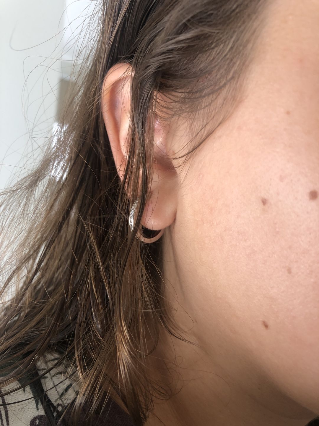 Customer photo review of ARGOLLAS LISAS CIRCONES BAÑADAS EN ORO BLANCO 18MM