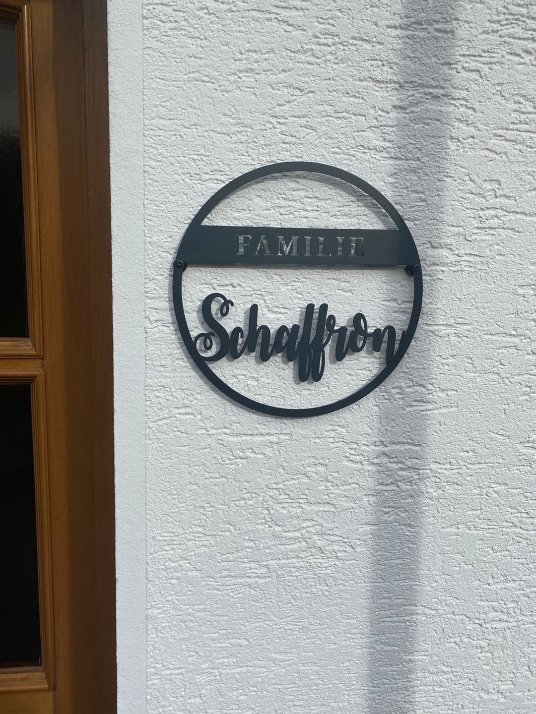 Customer photo review of Türschild rund " Family" mit personalisierbarem Familienname - ein garantierter Hingucker