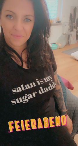 Customer photo review of Satan Is My Sugar Daddy  - V-Neck Damenshirt