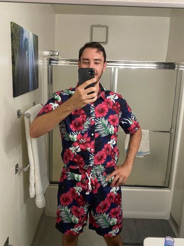 Customer photo review of Men's Flower Casual Button Down Hawaiian Shirts&Shorts