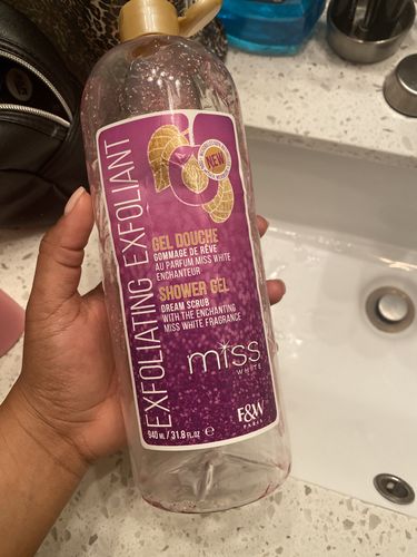 Customer photo review of Fair and White Miss White Exfoliating Shower Gel 940ml 31.78 fl oz