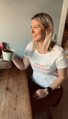 Customer photo review of 100% Organic Damen Shirt »Yoga ist systemrelevant«