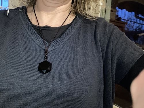 Customer photo review of Talismano "Esagono" in ossidiana nera