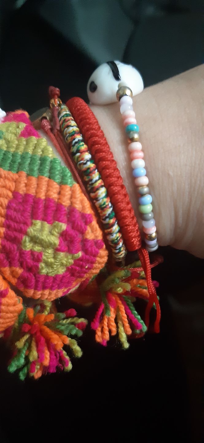 Customer photo review of Brazaletes Tibetanos Rojo x 2