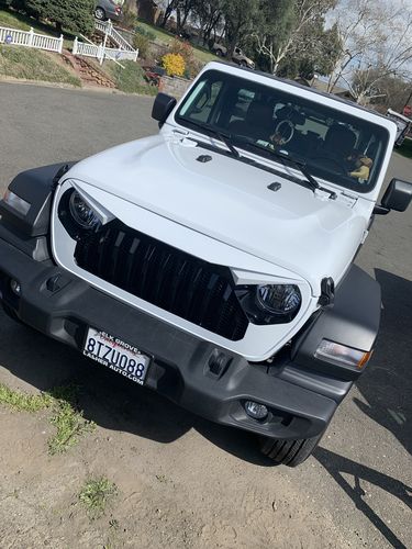 Customer photo review of Gladiator Vader Grille w/ Mesh - Black & White for 18-21 Jeep Wrangler JL & Gladiator JT