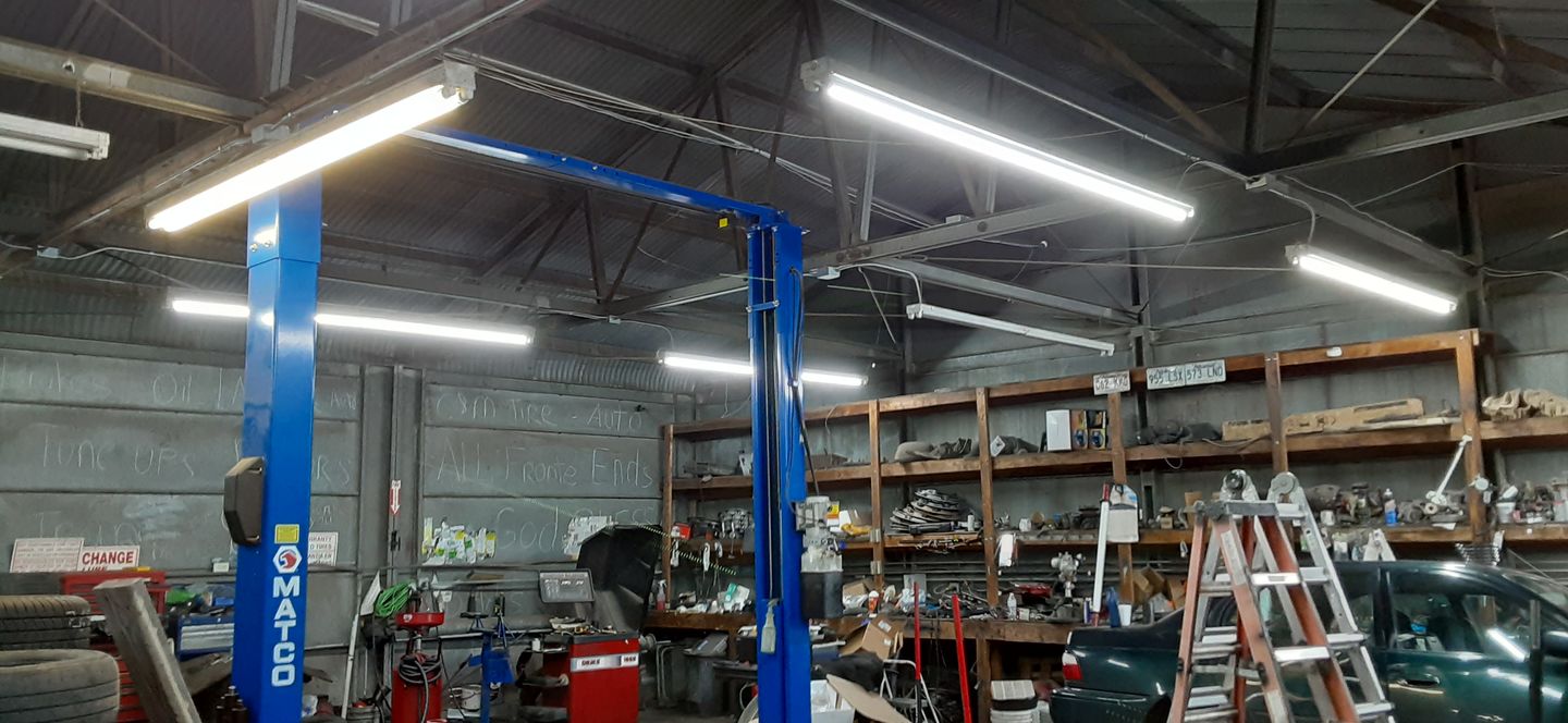 Customer photo review of T8 8ft V Shape LED Tube Light 60W Integrated 6500K Clear, ETL Listed, Plug and Play, Linkable Led Bulbs for Garage, Warehouse, Shop