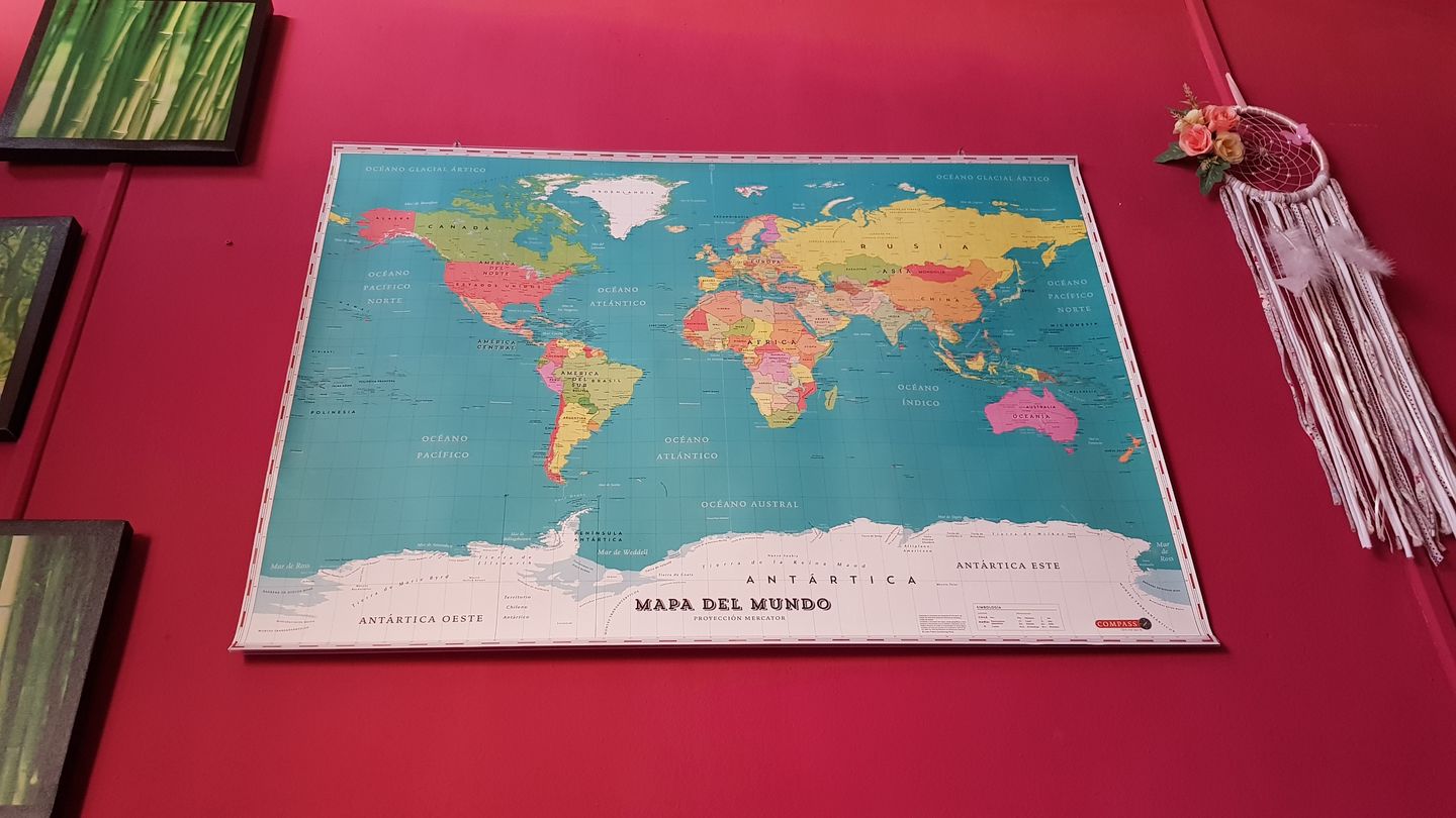 Customer photo review of Mapa del Mundo Político y Geográfico 2020 - Lámina