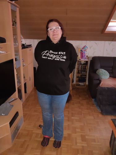Customer photo review of Auch eine Prinzessin haut dir eine rein. - Words on Shirt  - Unisex Kapuzenpullover Hoodie