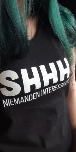 Customer photo review of SHHH Niemanden Interessierts   - V-Neck Damenshirt