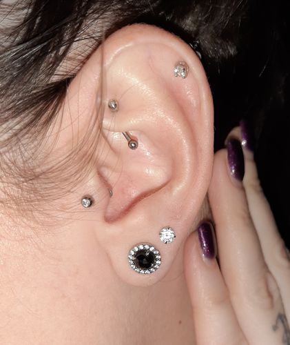 Customer photo review of Internally Threaded Solid G23 Titanium Lip Ring with Jeweled Ball