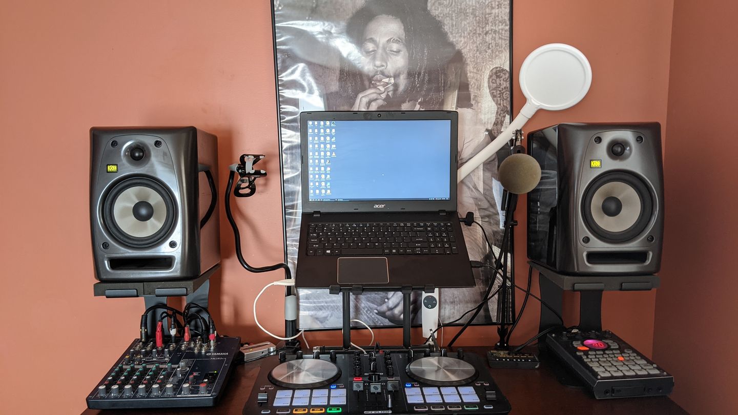 Customer photo review of SOUNDRISE PRO Studio Monitor Stands 9" | Made in USA | Pair